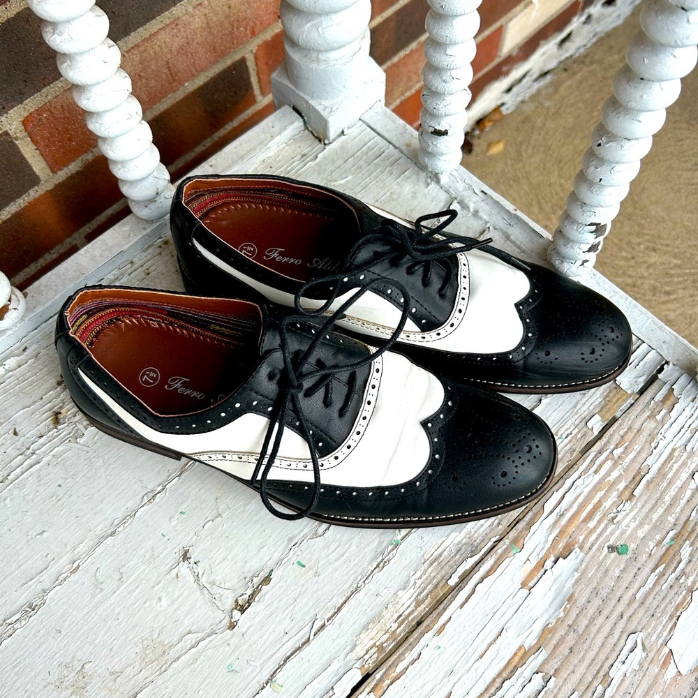 Men’s Ferro Aldo spectators!  Size 7.5